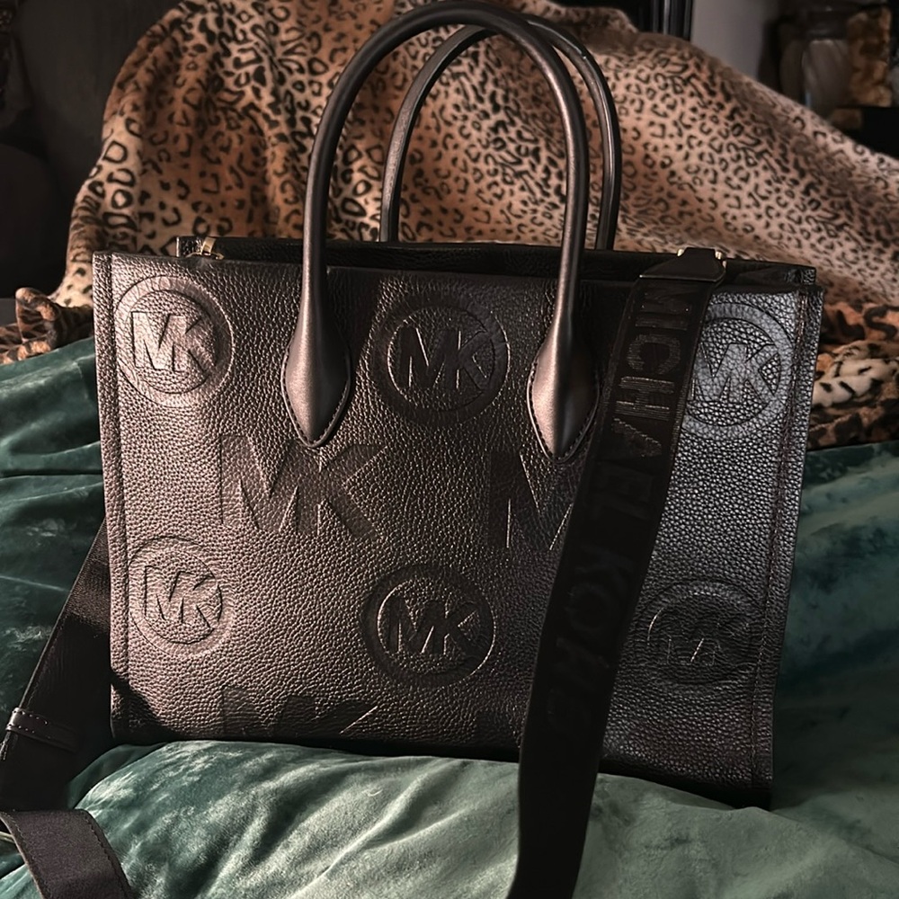 Like new used twice Michael kors leather bag tote medium size.